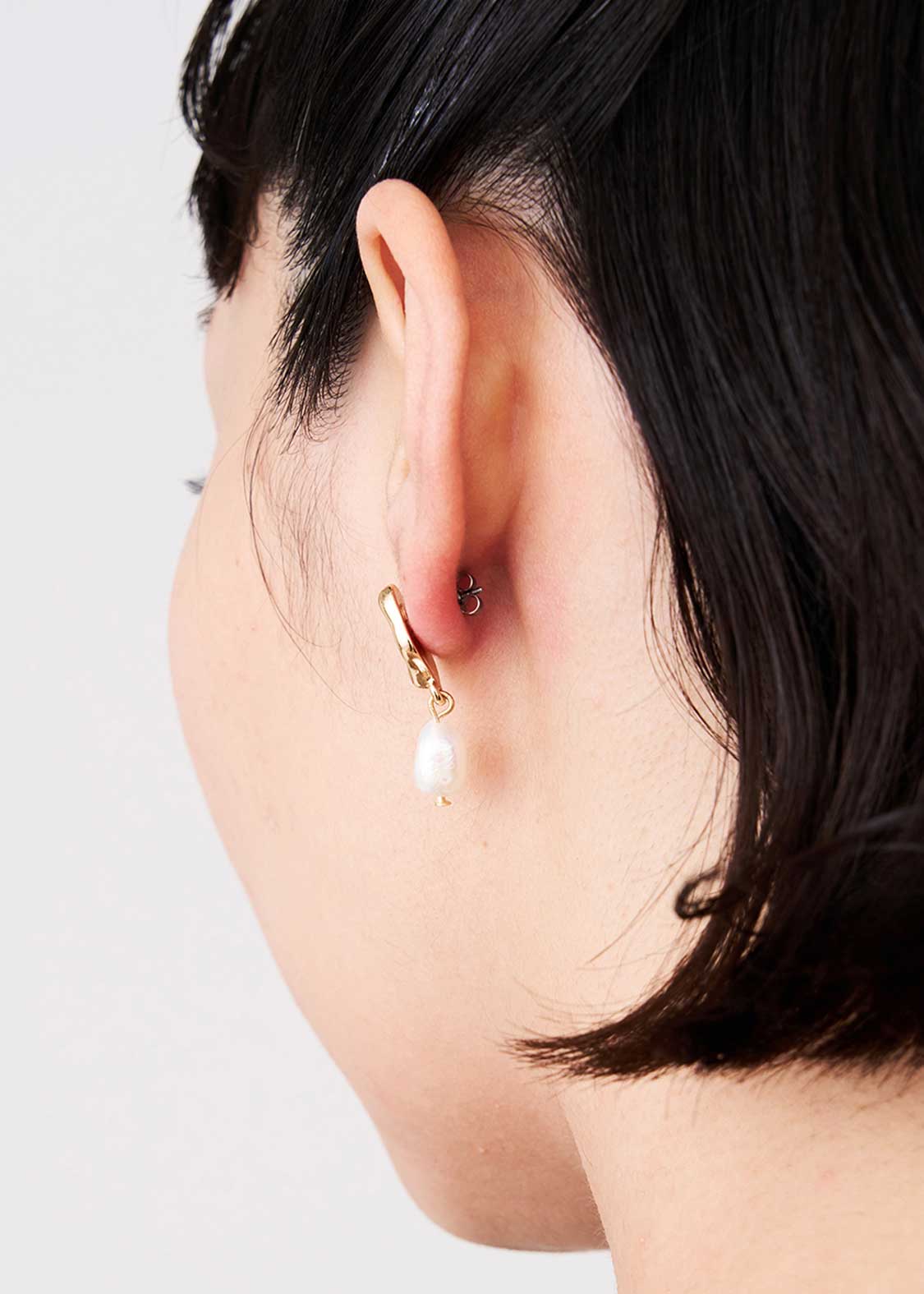 Beautiful Shadow Zoom C | Single Baroque Pearl Earrings - Image 10