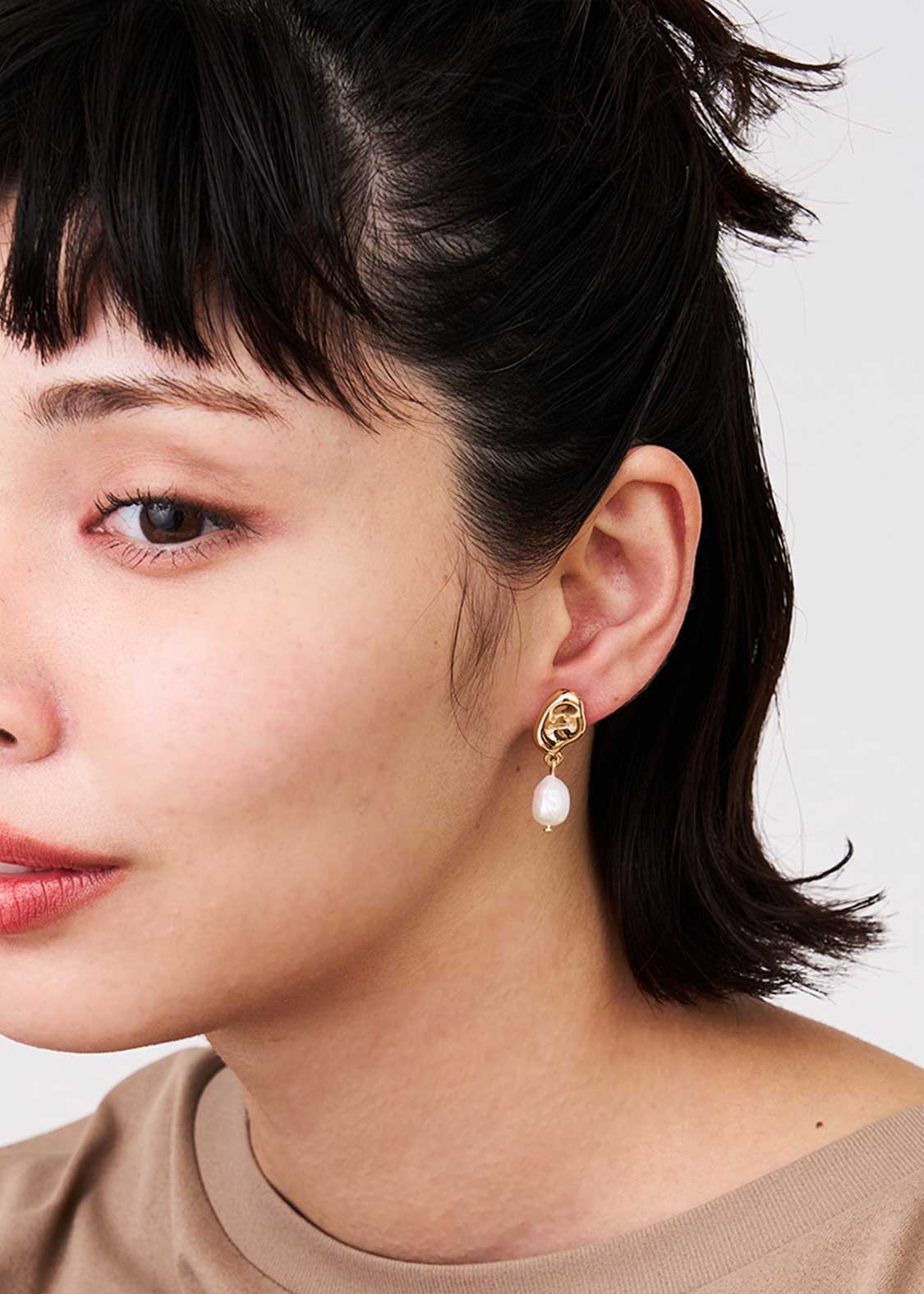 Beautiful Shadow Zoom C | Single Baroque Pearl Earrings - Image 6